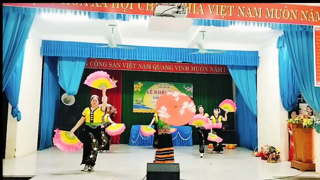 Tiết mục đặc sắc.Múa cô bé thượng ngàn. Lễ khai xuân làng Yên Cát . Clb phụ nữ TDP Đội Cấn thể hiện