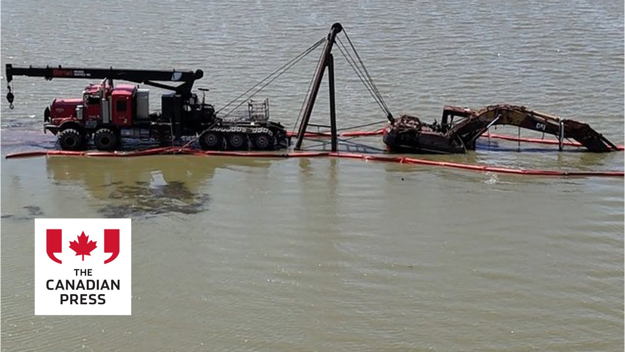 Excavator-turned-landmark stuck in Saskatchewan lake removed 11 years later