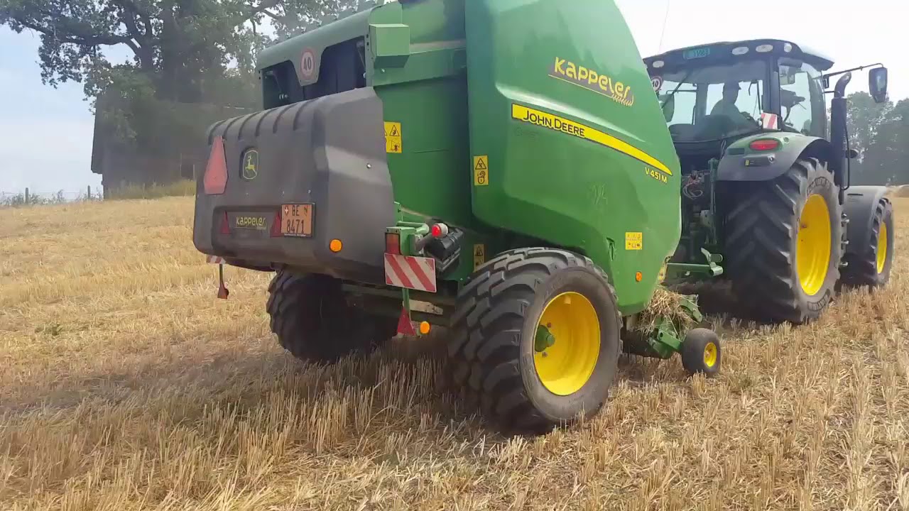 Stroh pressen mit John Deere V451M
