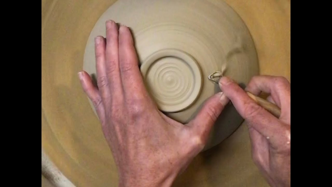 Sculpter le pied d’un grand bol : tournassage au tour de potier @AtelierRyokanCeramiques 🍜