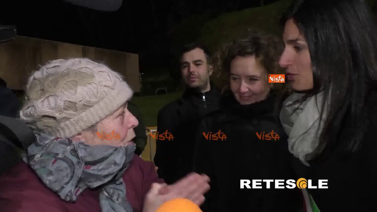 Signora ferma la Raggi per strada: 