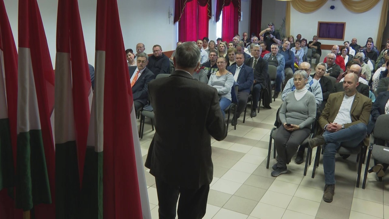 Sajtótájékoztatót tartott a Fidesz  KDNP Pácinban