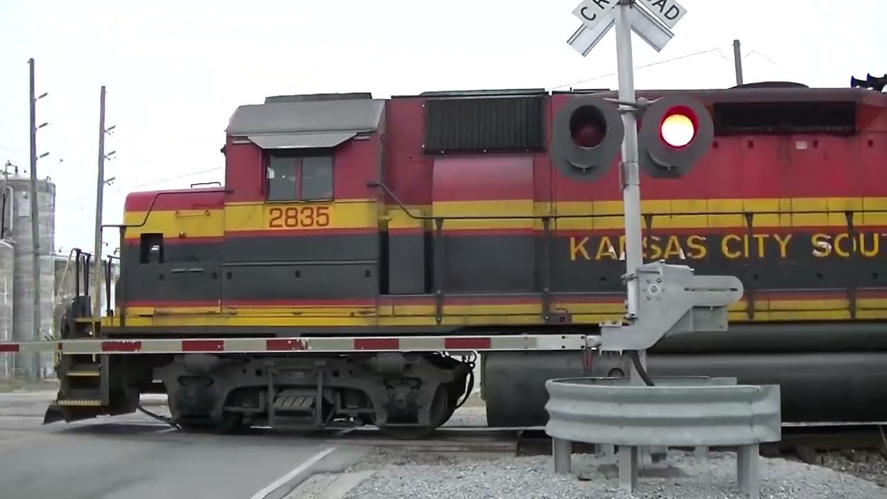 KCS L60 switching cars and passing through Reserve, LA