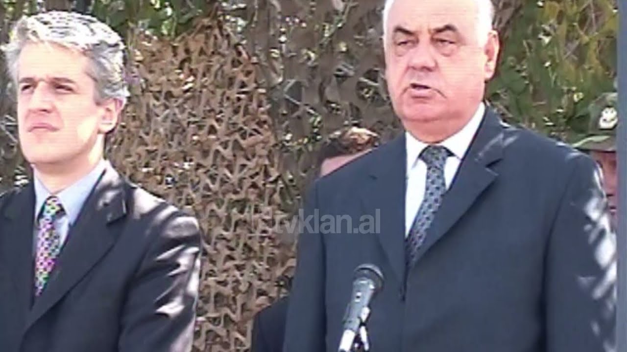 Presidenti Moisiu dhe Majko marrin pjesë në stërvitjen ushtarake në Kavajë - (31 Gusht 2002)