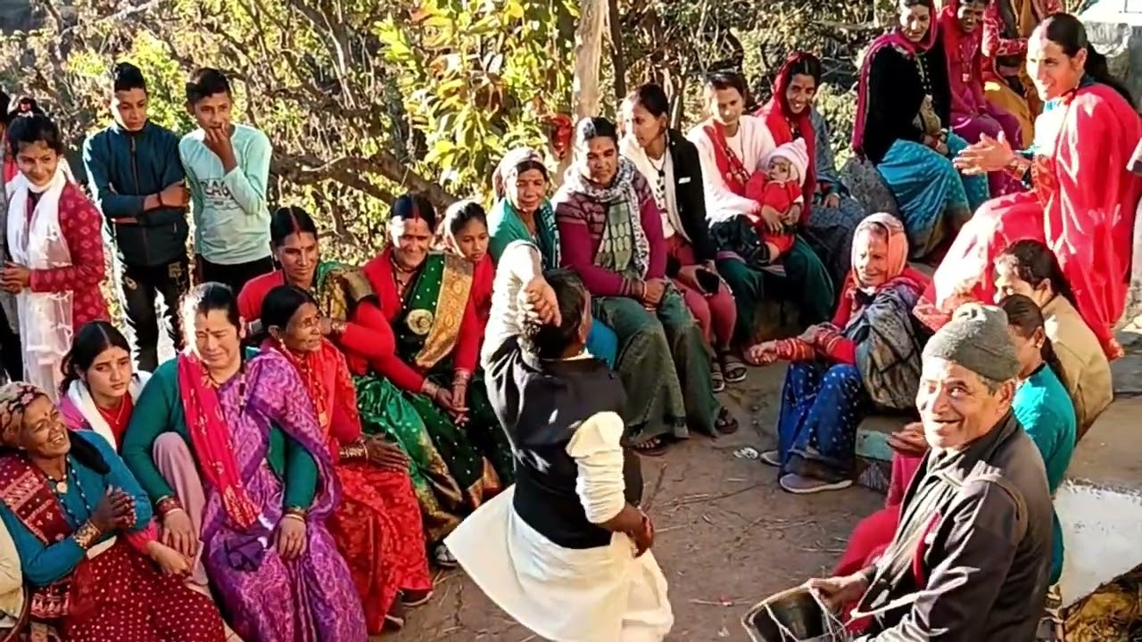 कुमाऊनी डांस कॉमेडी के साथ// दिल्ली सुवा मै // बीजुली को तारा मेरे माया अपार // फूल कॉमेडी// 😂🤣😂🤣😂🤣