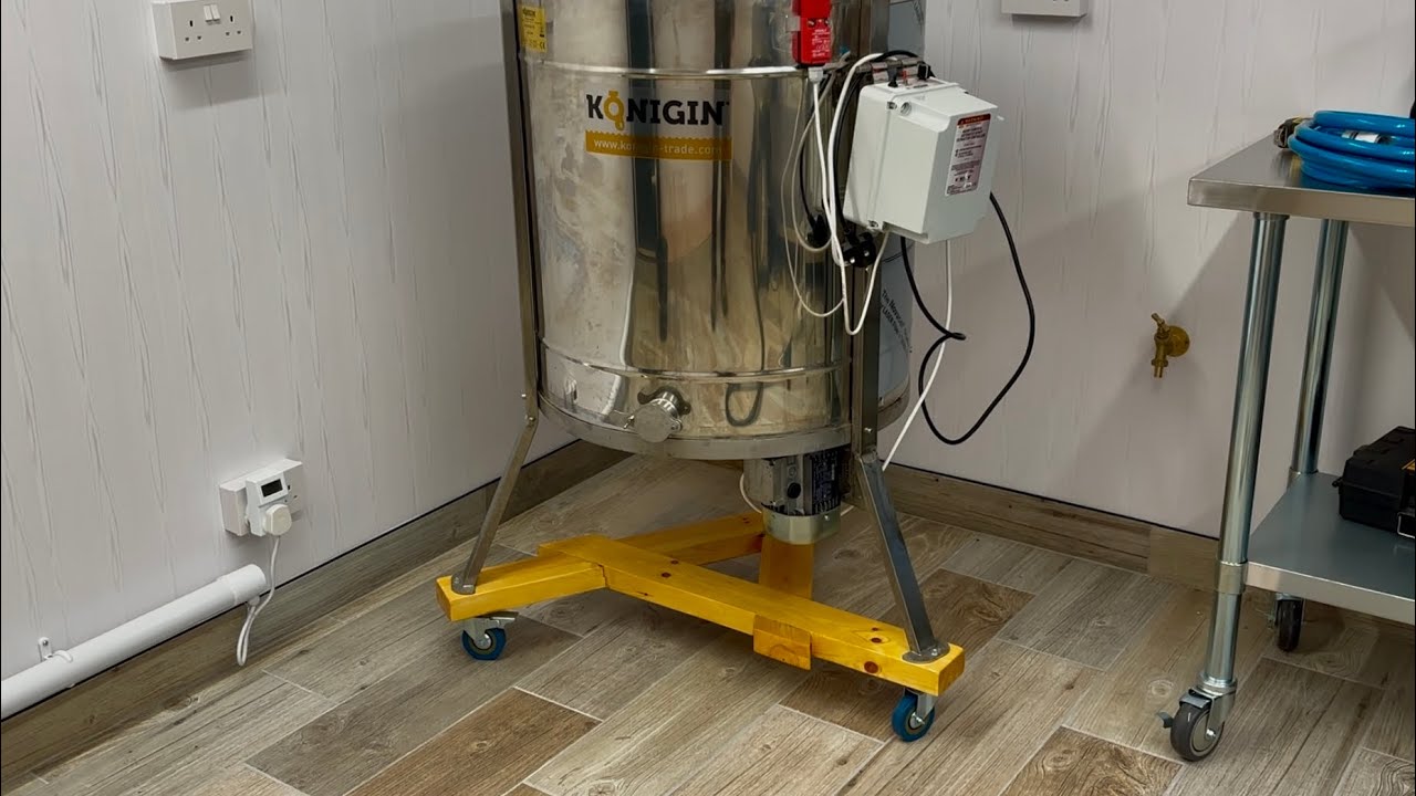 A wheelie good extractor stand