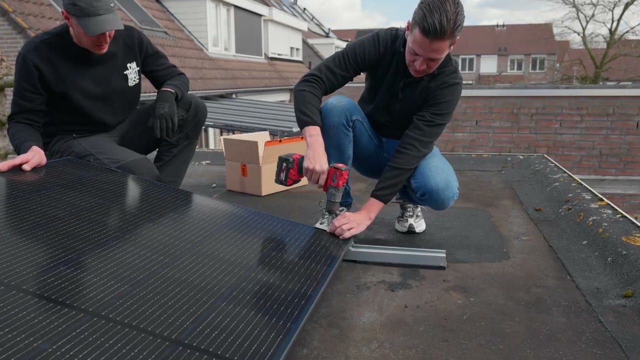 Plug & Play Zonnepanelen Installeren – Binnen 20 Minuten Klaar! | CJX Solar