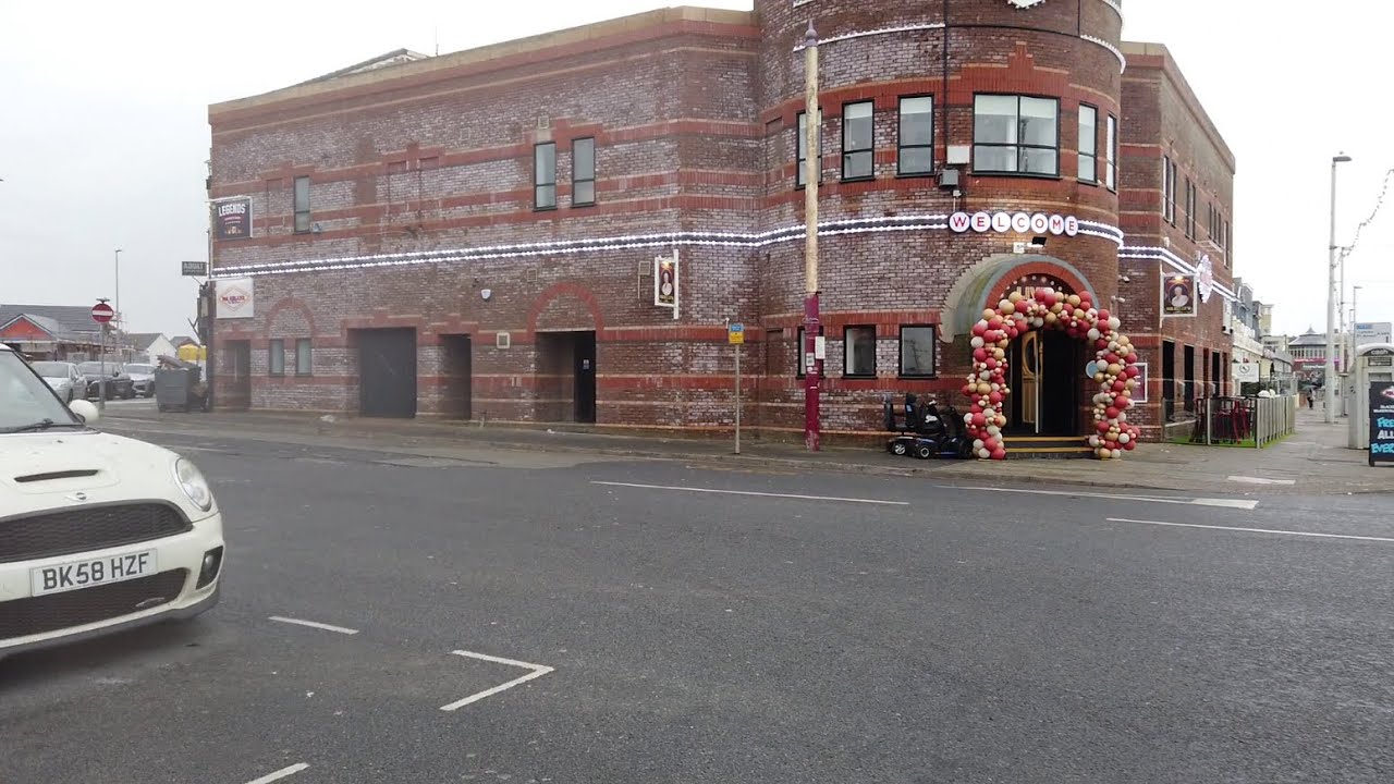 blackpool central pier and foxhall area and a peep inside ma kelly