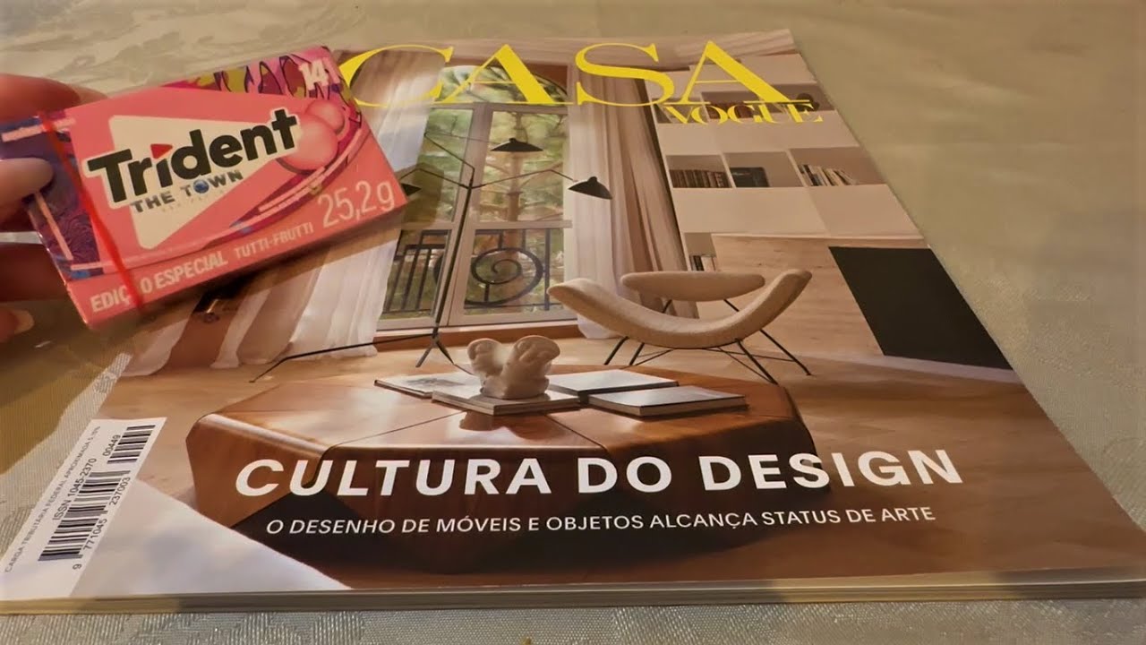ASMR: FOLHEANDO REVISTA MASCANDO CHICLETE