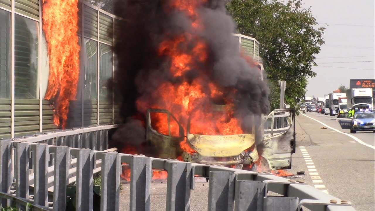 ESPLOSIONE IN DIRETTA FURGONE IN FIAMME ARRIVO POLIZIA STRADALE + APS VVF LEGNANO IN SIRENA (A8)