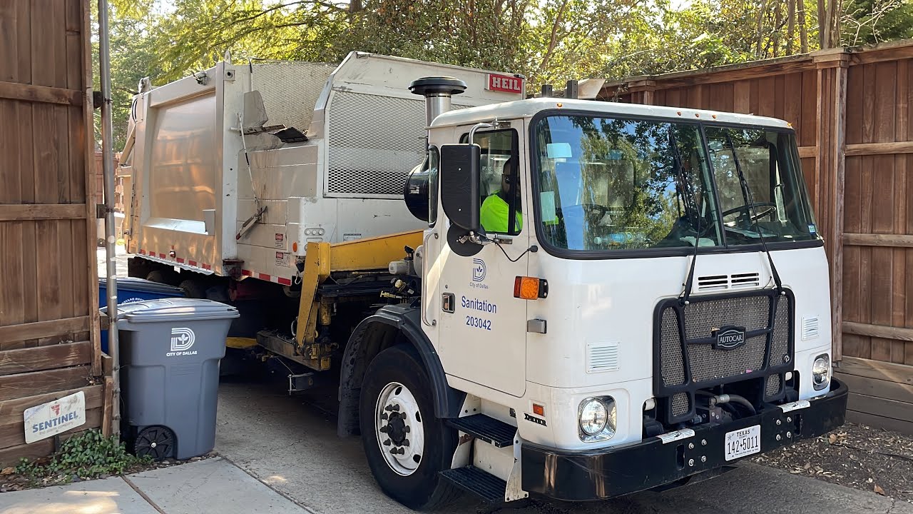 City of Dallas: Autocar ACX Heil DuraPack Rapid Rail Garbage Truck