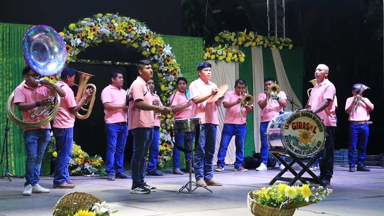 Музыка группы Banda Girasol из Atotomoc Atlapexco Hidalgo просто фантастическая!
