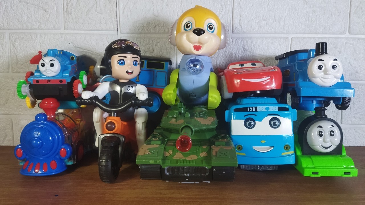 Colección de juguetes coloridos: trenes, autos y lindas amigas.