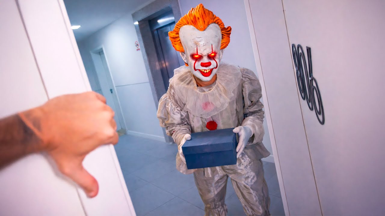 O PALHAÇO Descobriu Onde Eu Moro… E Deixou Uma Caixa Na Minha Porta