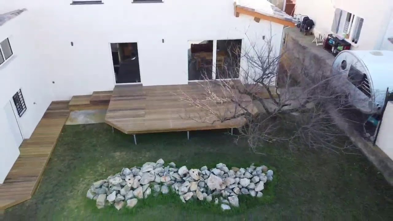 Terrasse en bois exotique sur structure acier terrassteel et vis de fondation weasyfix
