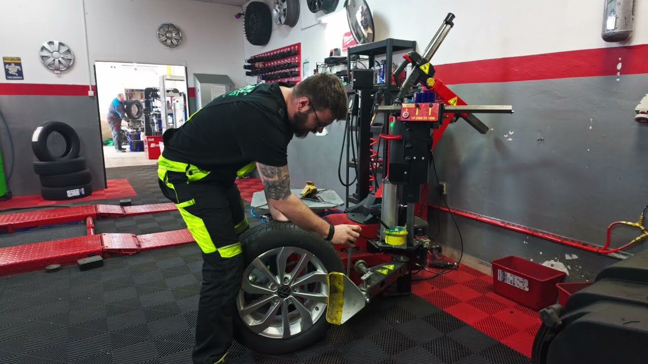 Tire Challenge #01 | Who Is the Fastest Tire Changer? &ndash; 4 Guys, 1 WheelTimeline 1