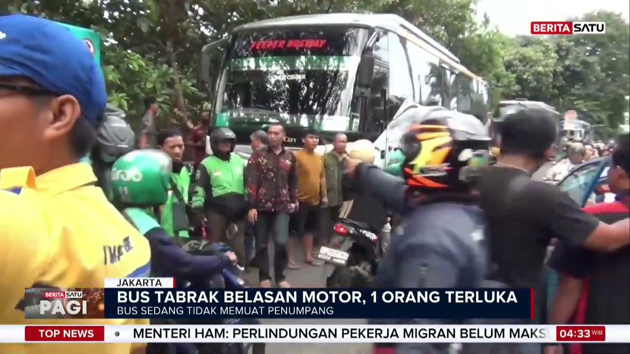 Bus Tabrak Belasan Motor Ojol yang Parkir di Pinggir Jalan Tanjung Duren, 1 Cedera | Beritasatu