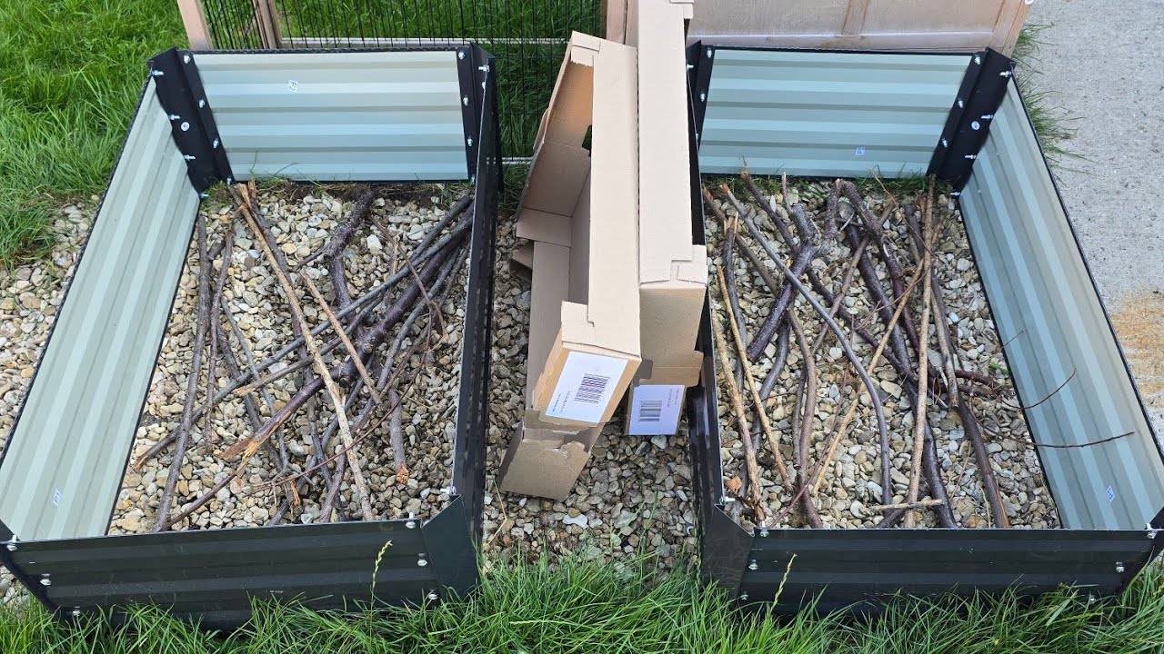 Hugelkultur, raised beds for #beginners #garden #organic #materials #allotment #gardening 