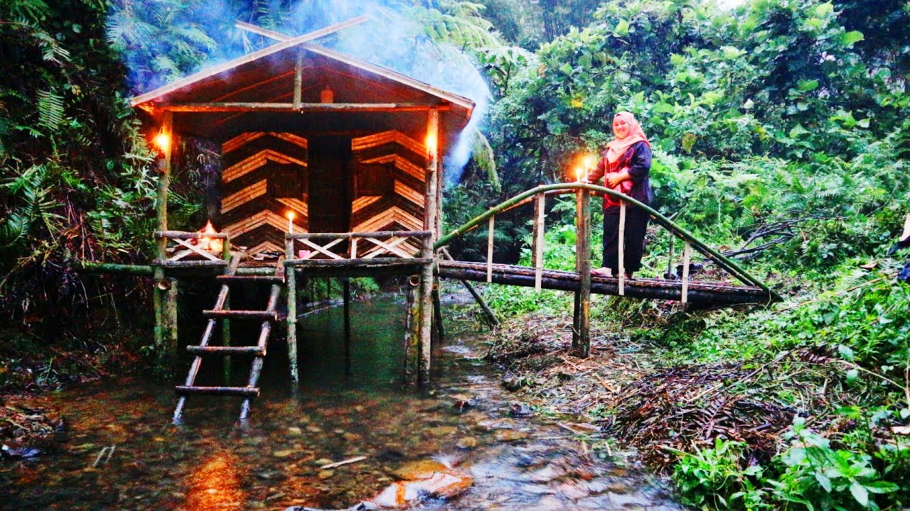 CAMPING DAN BERBURU SAAT HUJAN DERAS MEMBUAT SHELTER BAMBU DITENGAH SUNGAI BARENG ISTRI
