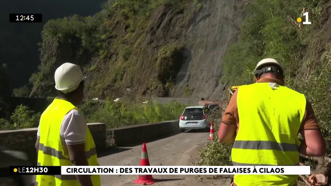 Des travaux de purges de la falaise réalisées sur la Route de Cilaos ce lundi.
