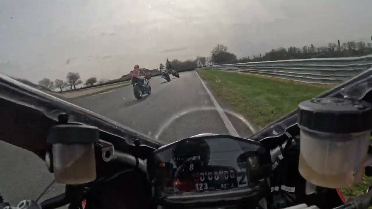 Few fast laps @ Circuit Val de Vienne 🇨🇵 1:45's onboard a stock '15 Ducati Panigale R 🇮🇹😍