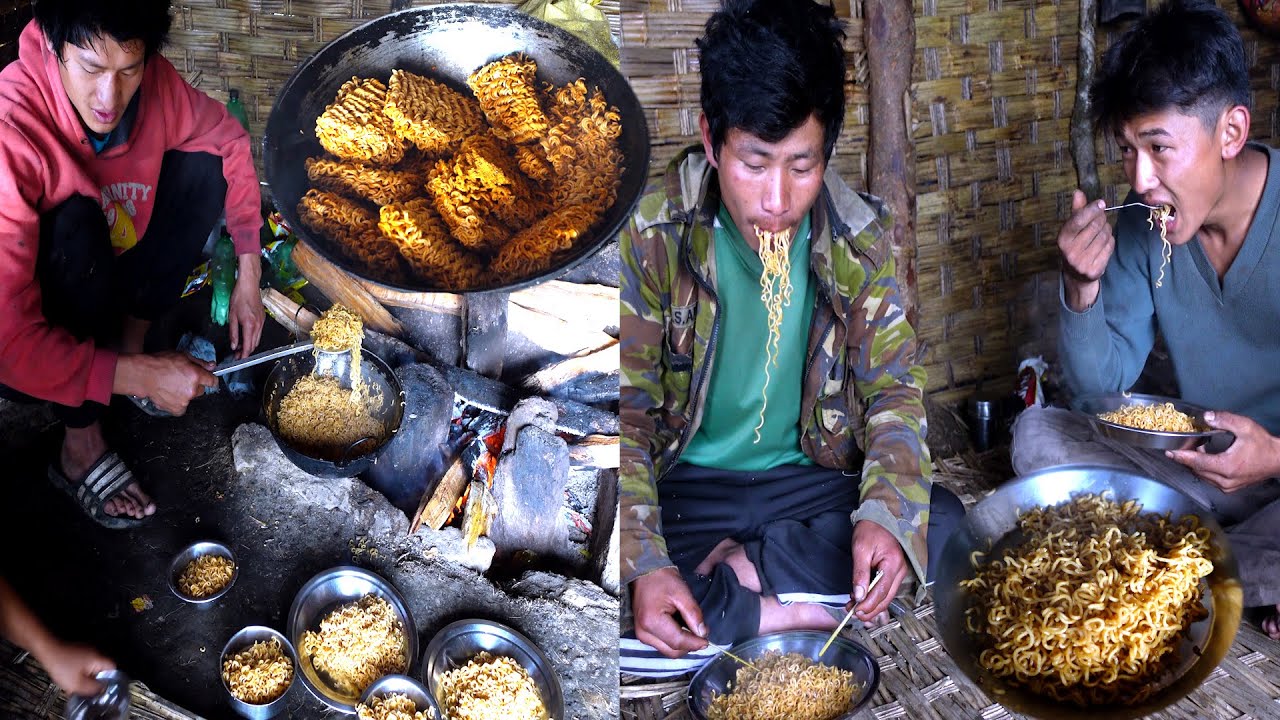 Sanjip is cooking and sharing pocket noodles with friends || Young couples are in pastoral Nepal