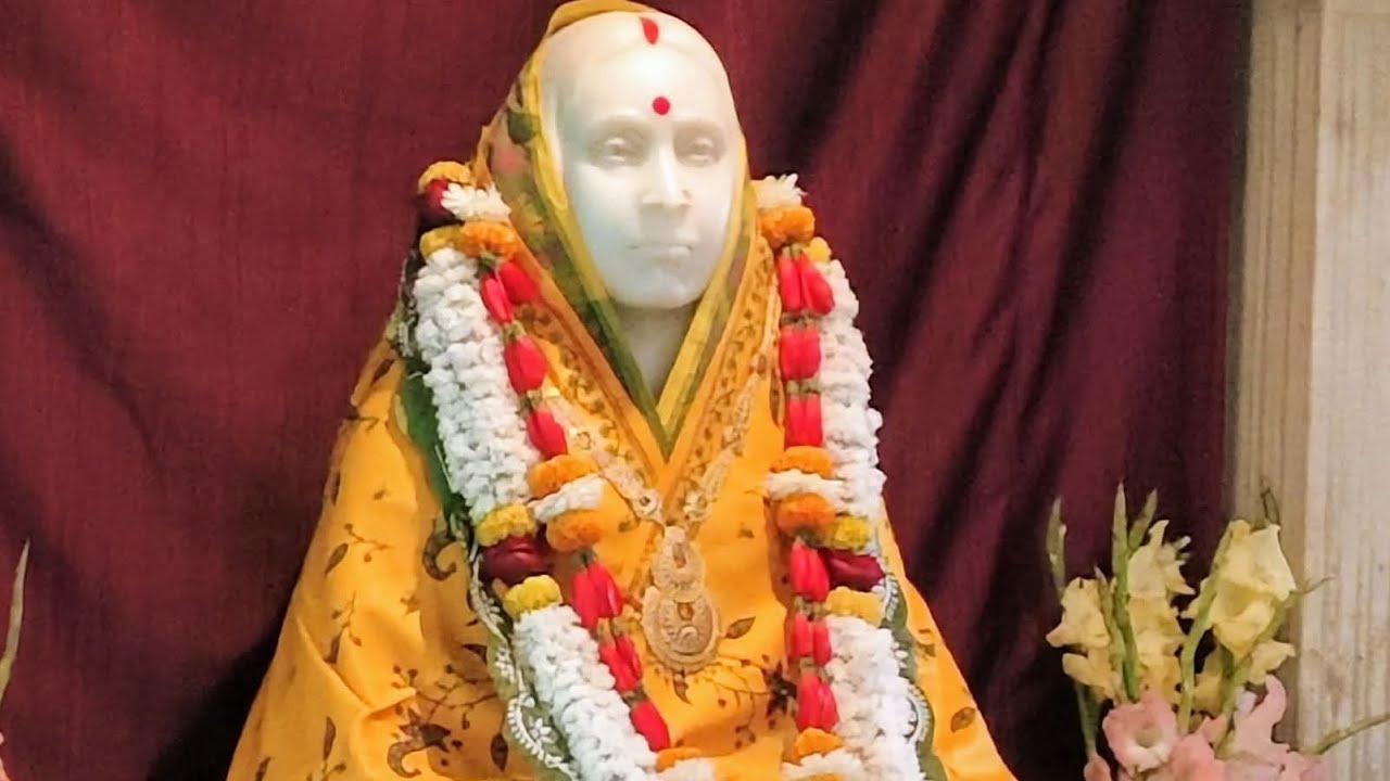 শ্রীমা বলতেন,মানুষ স্বীয় কর্মেরই ফল ভোগ করে।এইজন্য অপরকে দোষারোপ না করে,তার কি করা উচিত? Mayerkatha