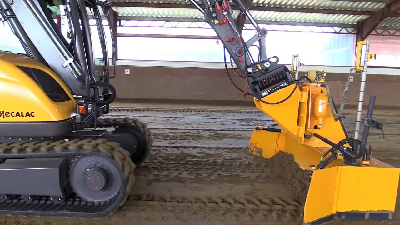 Mecalac 8MCR Reithalle Planieren mit Laser Planierschild