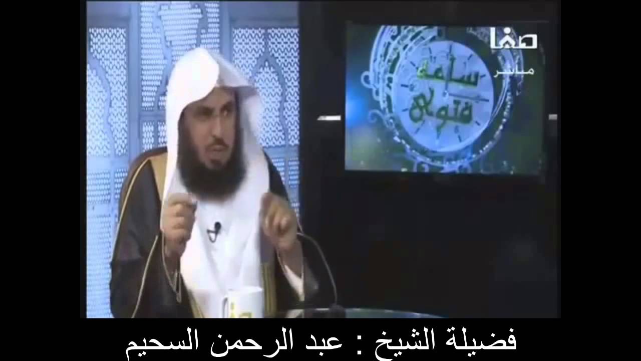 ما حكم رفع صوت التلفاز عند بث الأذان بحجة طرد الشياطين ؟