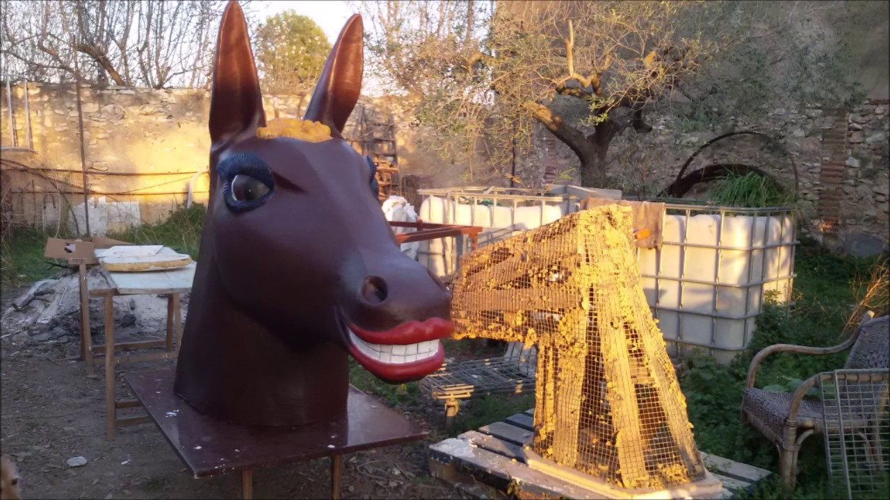 Construcció de la Mulassa del Carnaval de Valls (Carnaval 2019)