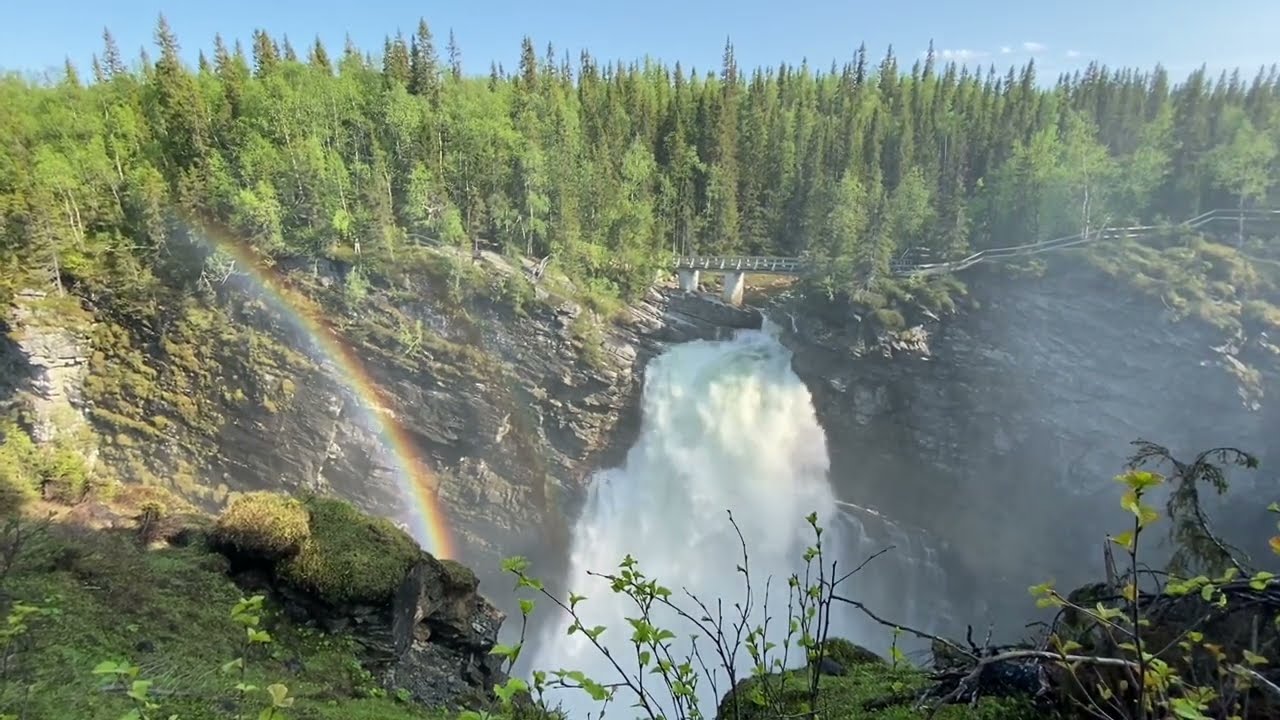 En tur upp till vackra Hällingsåfallet, som forsar utför den 43 meter höga bergväggen.