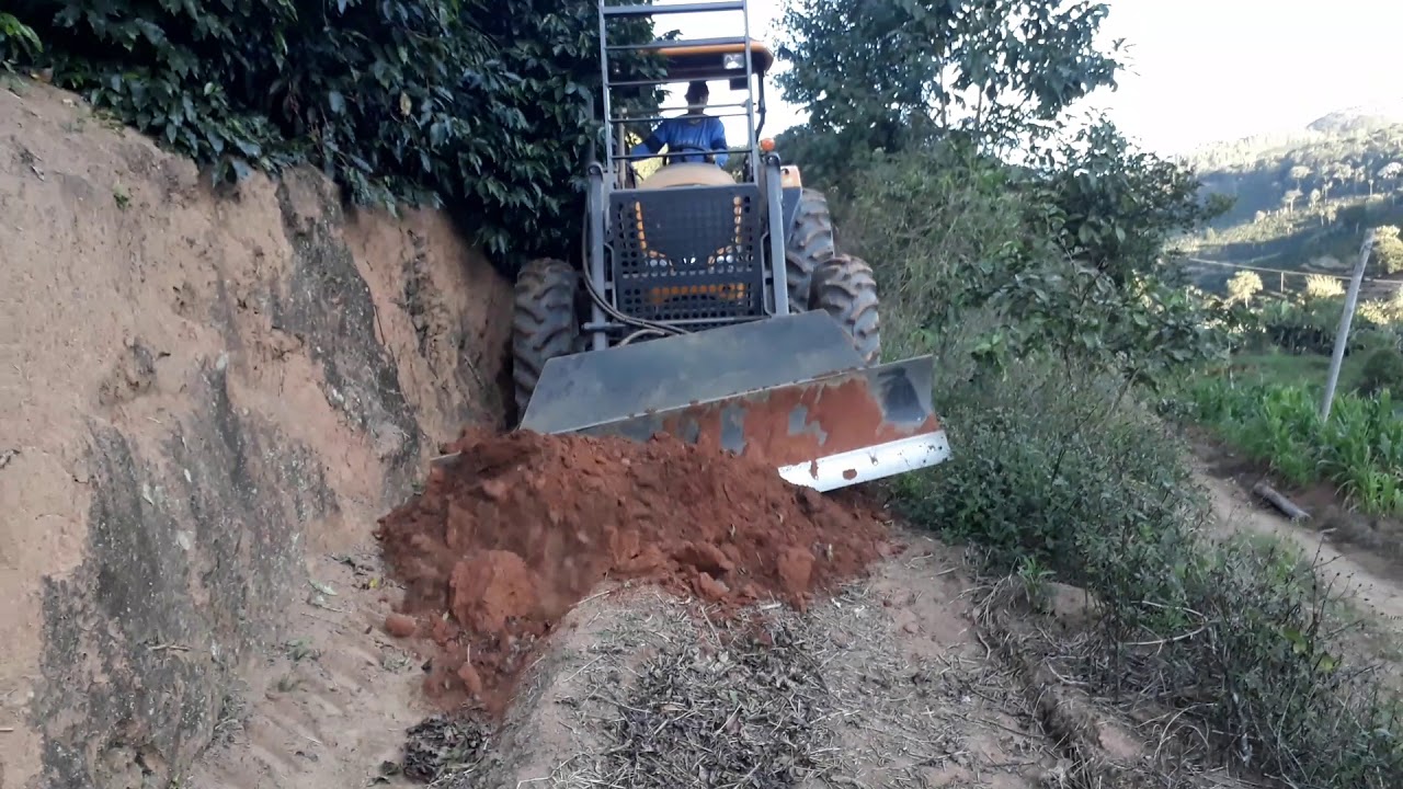 A 750 na lâmina dianteira e traseira, bruto de mais!!!