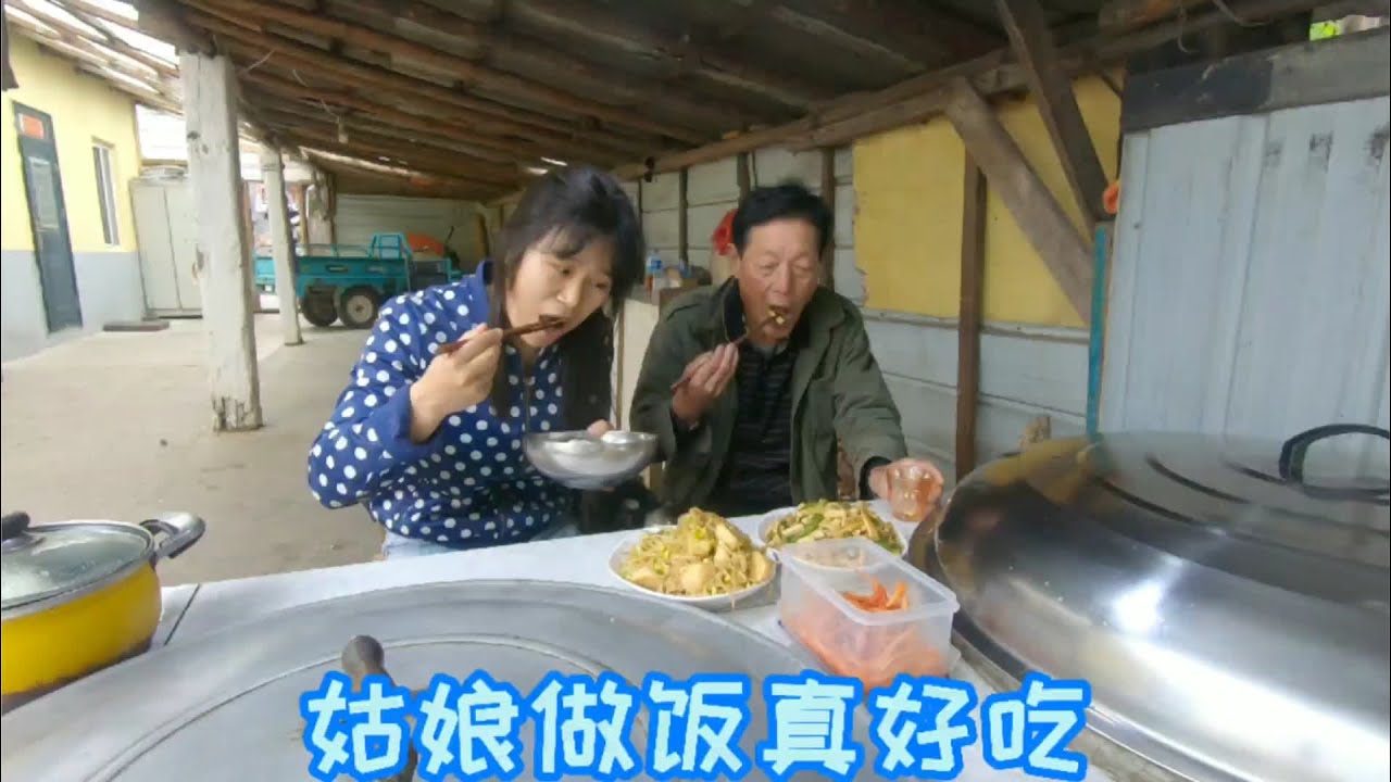 下雨天小杨简单炒俩菜，老杨头小酌一杯，听着雨吃着饭，太幸福了  #三农  #农村生活  #雨天  #热门