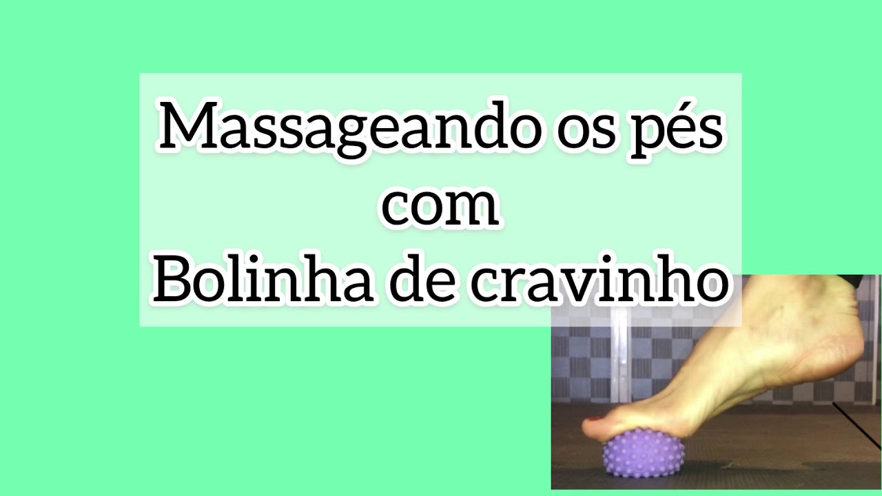 massagem com bolinha de cravo para aliviar dores nos p&eacute;s.