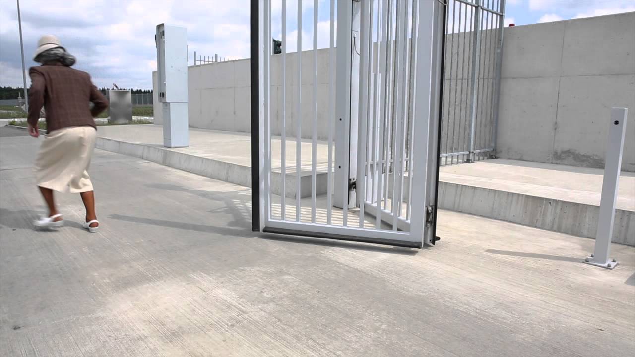 CONDAS Speedgate, Schnelllauftor, Falttor als Zufahrtskontrolle für die Industrie