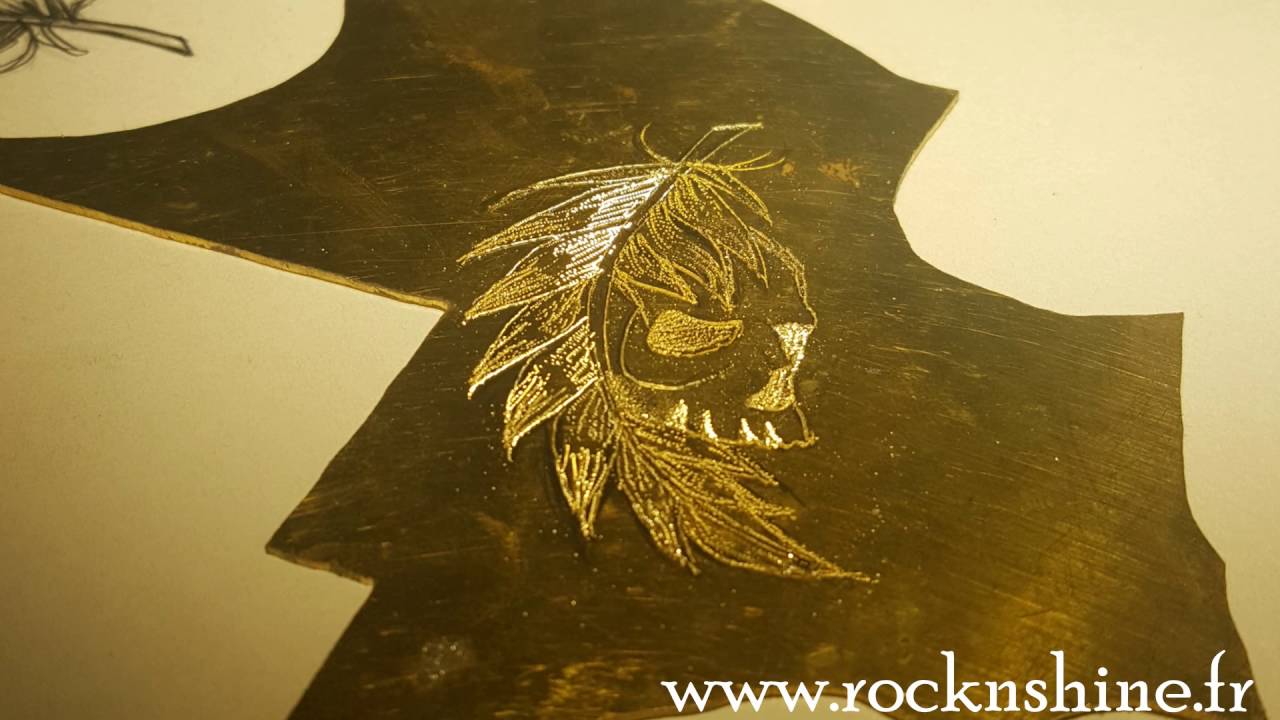 video creation pendentif skull plume gravure sur plaque de m&eacute;tal en laiton