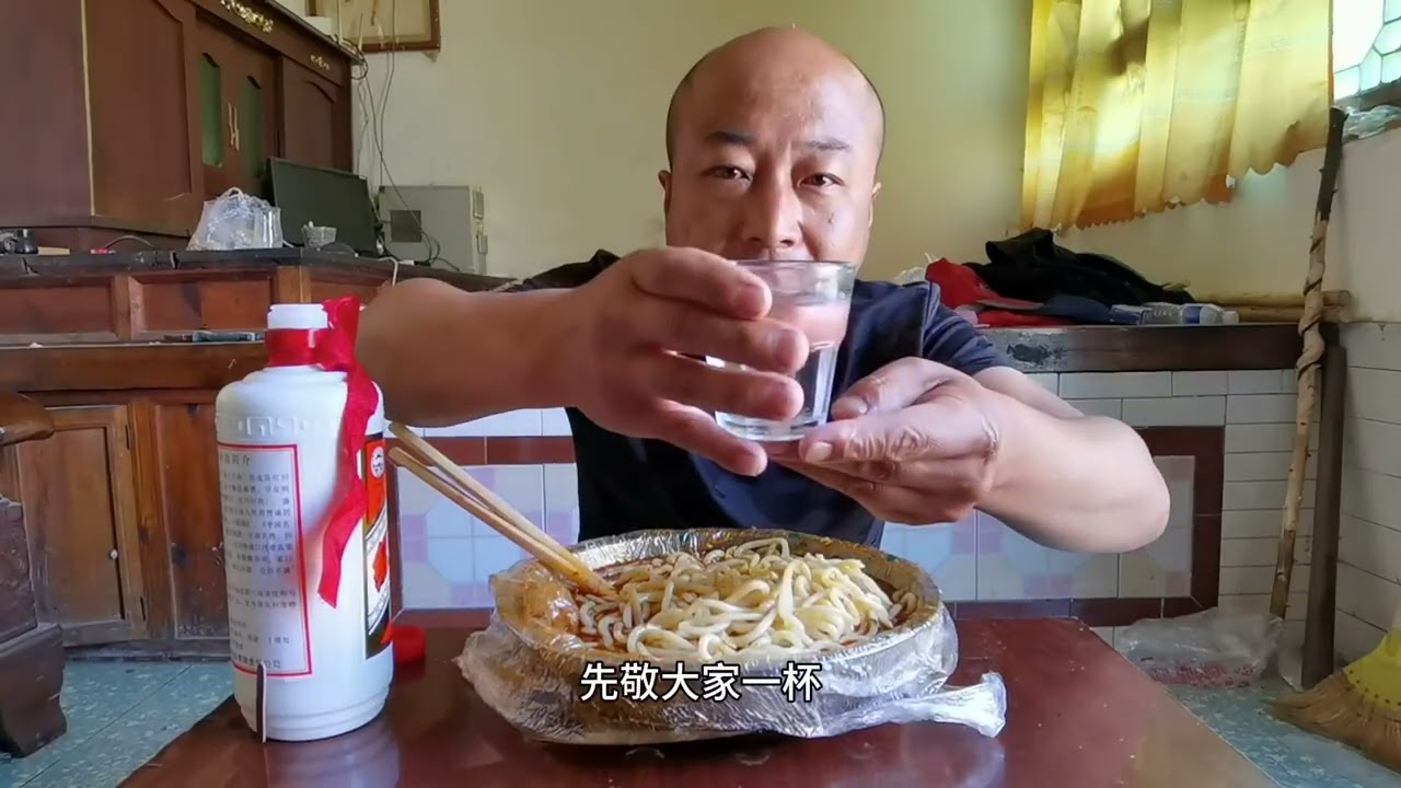 这羊肉面的数量太大了，10块钱一份，再喝两杯酒感觉有点吃撑了 #羊肉面