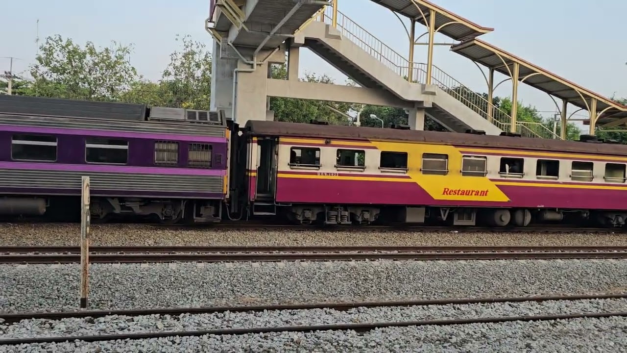 ผู้โดยสารมาทันนาทีสุดท้ายพอดี รถด่วนพิเศษทักษิณ 37/45 จอดบ้านโป่ง Special Express train 37/45