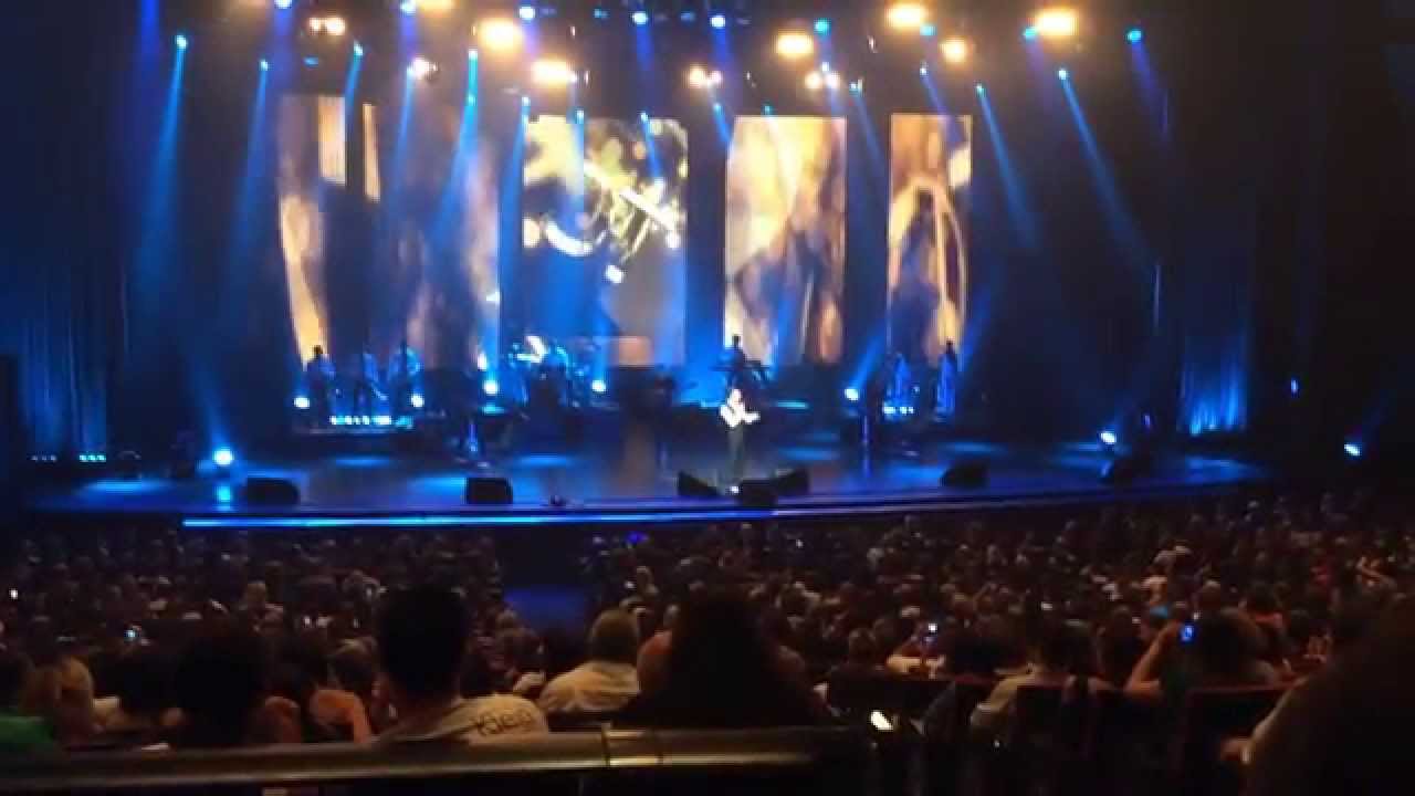 Début du concert de Tony Carreira au Palais des congrès le 18/10/14