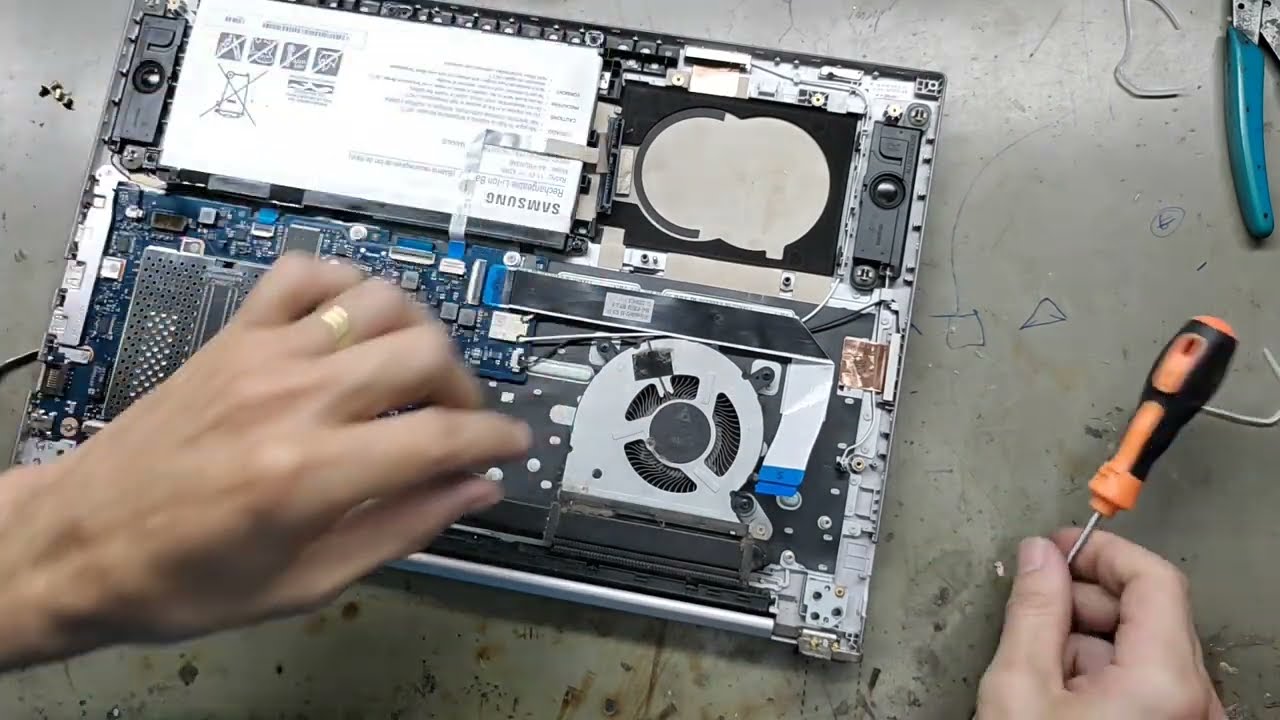 Reparo em carcaça de notebook Samsung NP550