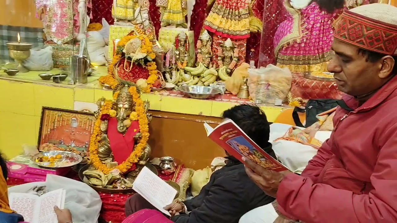 पाषाण देवी मंदिर में सुंदरकांड मैं लगी भक्तों कीभीड़