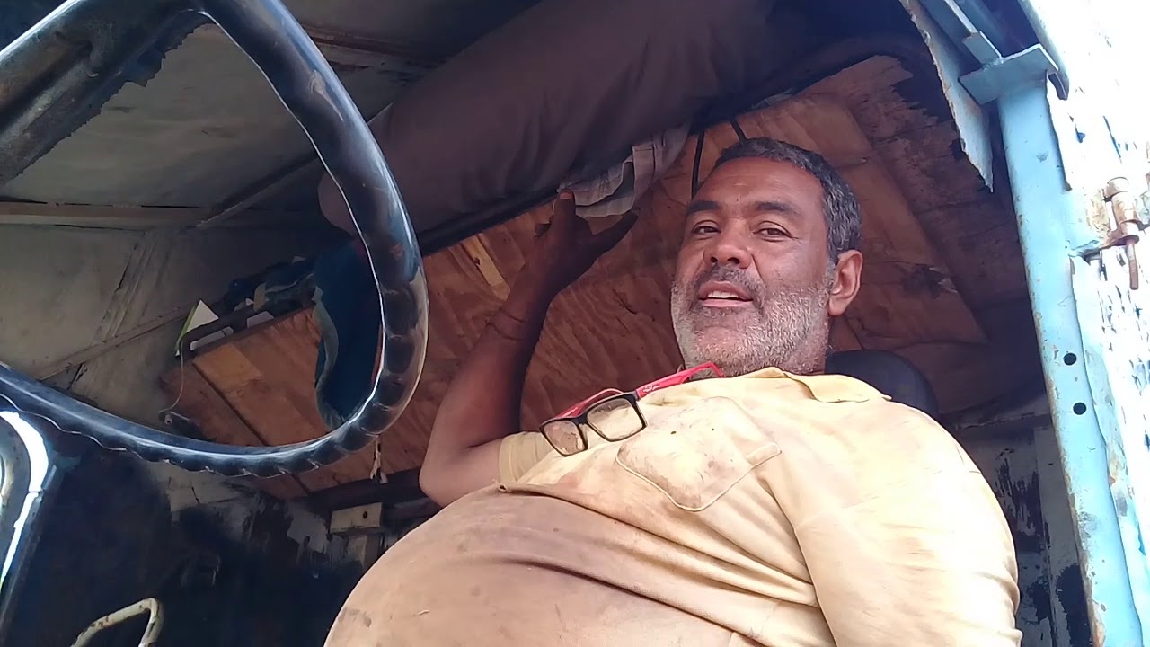 Homem reconstrói caminhão velho
