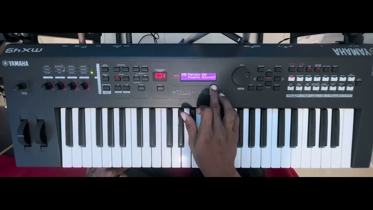 Como restablecer los valores de fábrica del Yamaha MX49/61/88