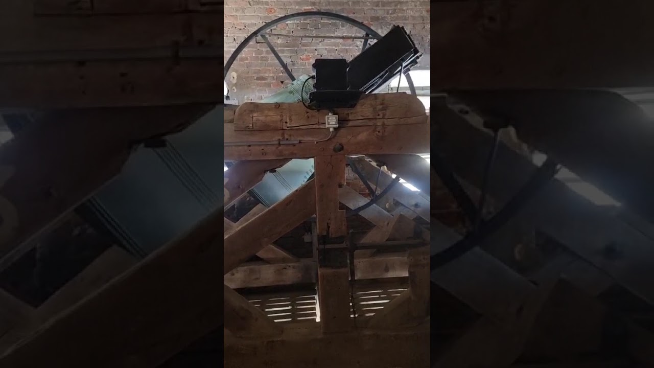 Sint-Truiden (B) - Bells / Klokken - OLV kerk. (Binnenopname)