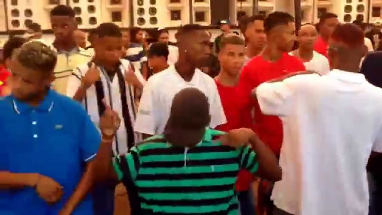 Me acompanha ((mc fb e dj buiu)) 7 horas da manhã baile da galinha