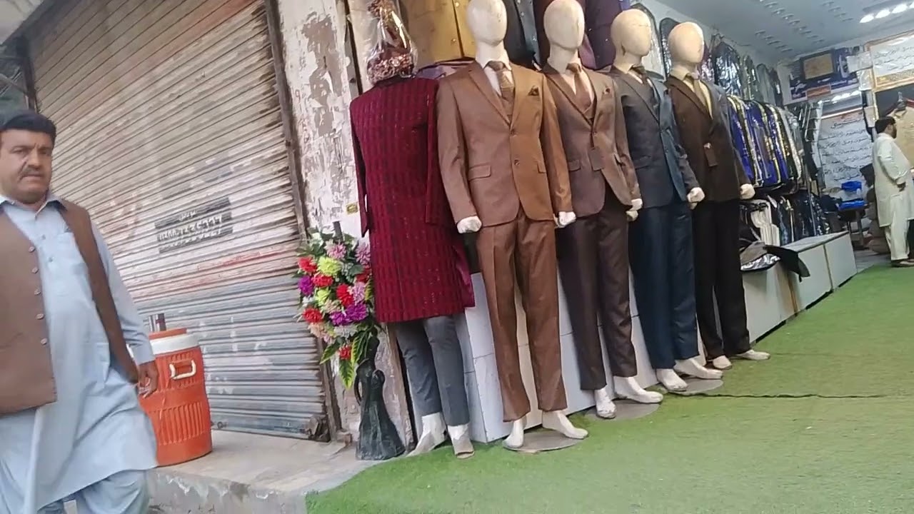 AJ m shopping py ja rhi ho 