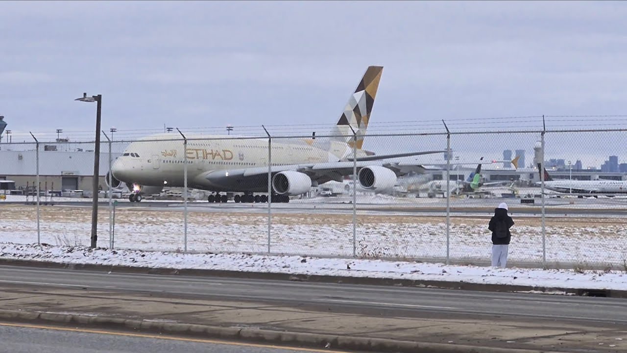 TORONTO AIRPORT YYZ  Jan,04,2026 landings & takeoffs 