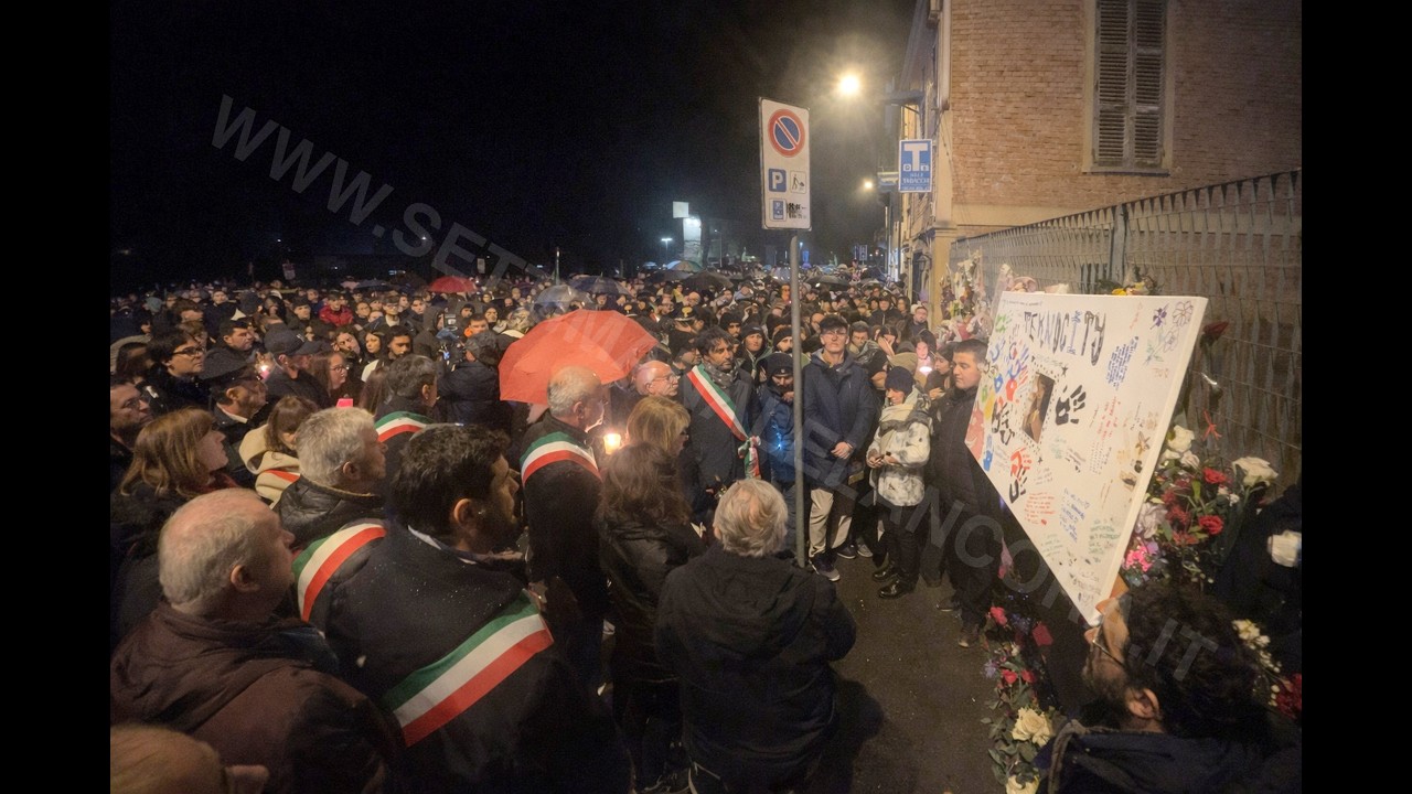 Nizza Monferrato, fiaccolata per Zoe: il silenzio di una città