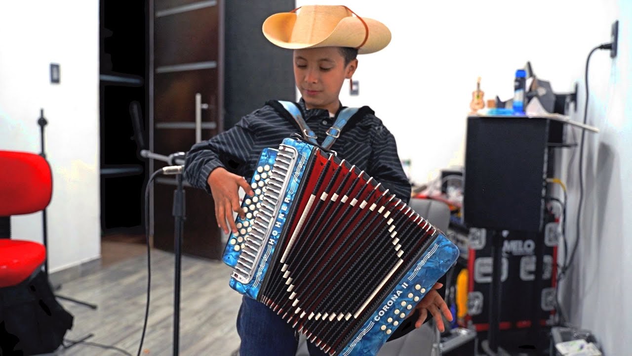 Manuel Cruz tocando el acordeón
