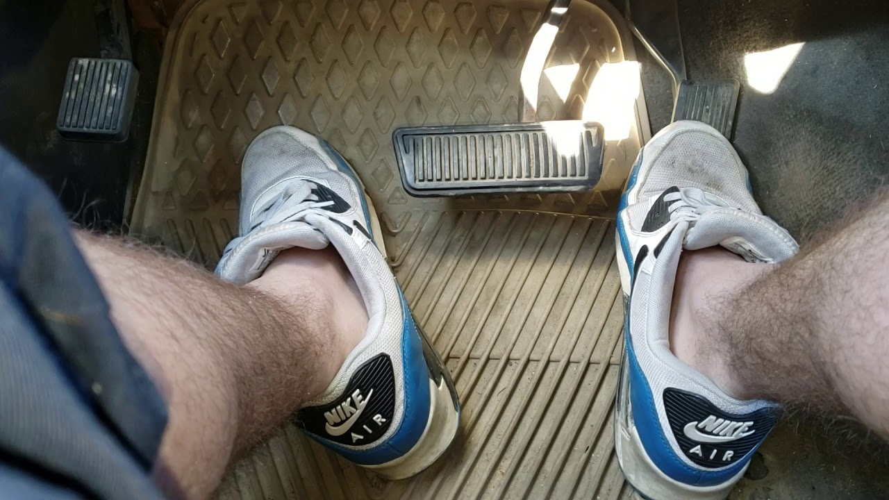 Driving Wearing Nike Air Max 90 Sockless